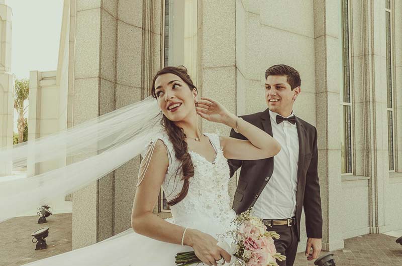 Novios en el templo